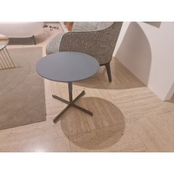 BOB TABLE D45 H43 LEATHER SC 274 von Poltrona Frau
