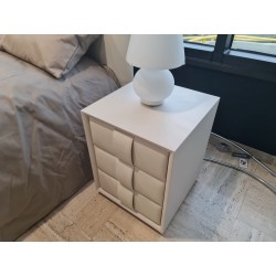 COMODINO OBI 3CASSETTI LACC.LATTE 35, di Poltrona Frau