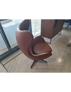 프리츠 한센의 에그 에센셜 월넛 암체어