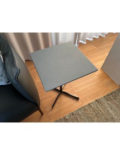 Стол BOB TABLE 40X40 H.52 LEATHER SC/IL 254 от Poltrona Frau