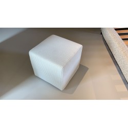POUF PLAY GLASGOW CREMA 40X40X40 par Poliform